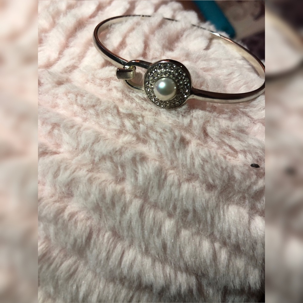 Vantel Pearl Bangle Bracelet